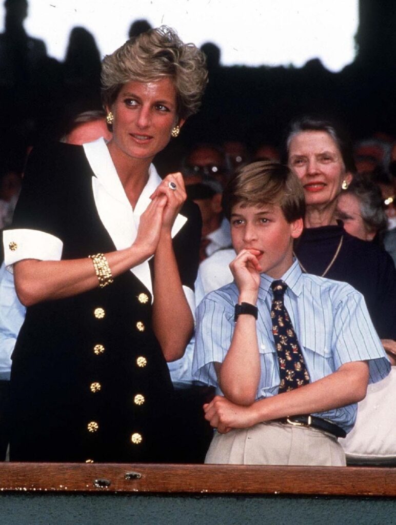 Prințesa Diana într-o rochie neagră alături de Prințul William laWimbledon 1994