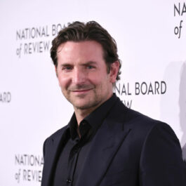 Bradley Cooper, îmbrăcat în costum negru, la un eveniment monden