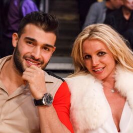 Britney Spears și Sam Asghari care se căsătoresc în timp ce participă împreună la un meci de baschet