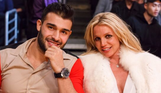 Britney Spears și Sam Asghari care se căsătoresc în timp ce participă împreună la un meci de baschet