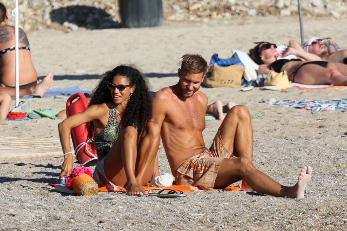Calvin Harris și iubita lui, pe un prosop la plajă