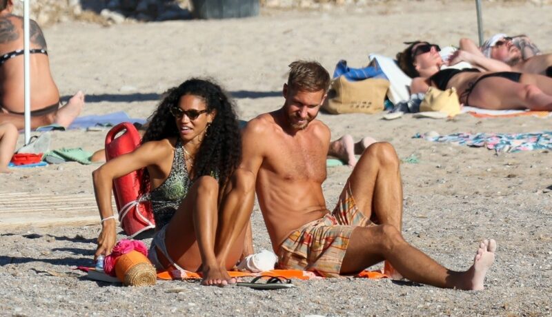Calvin Harris și iubita lui s-au sărutat pasional pe plajă. Cuplul a plecat în vacanță în Ibiza, la scurt timp după logodnă
