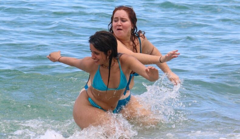 Camila Cabello, se distrează alături de prieteni în apa oceanului