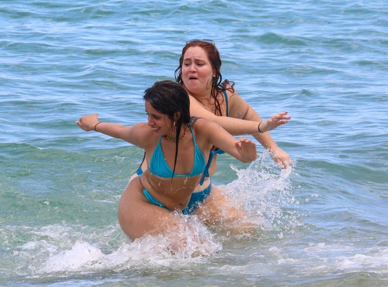 Camila Cabello, se distrează alături de prieteni în apa oceanului