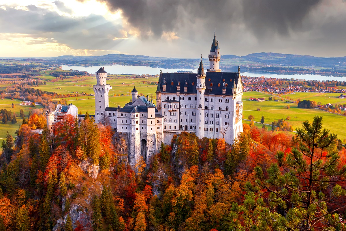 Imagine cu unul din cele mai frumoase castele din Europa, castelul Neuschwanstein din Germania
