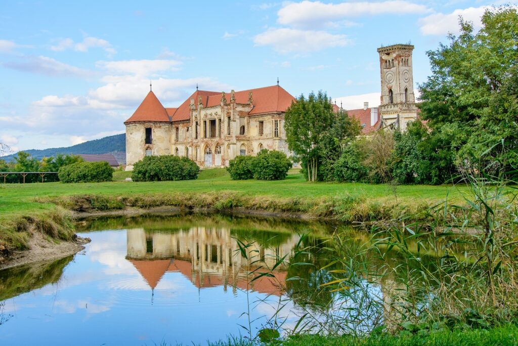 Panoramă cu unul din cele mai frumoase castele din România, castelul Banffy