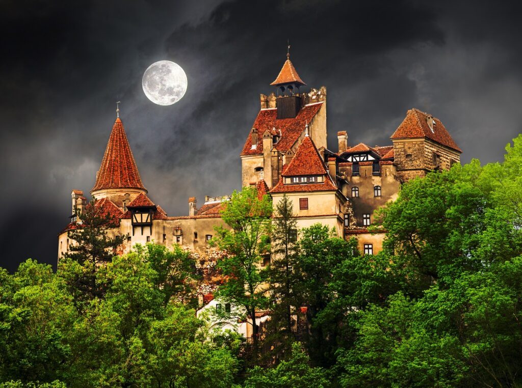 Imagine surprinsă noaptea care ilustrează castelul Bran din Brașov