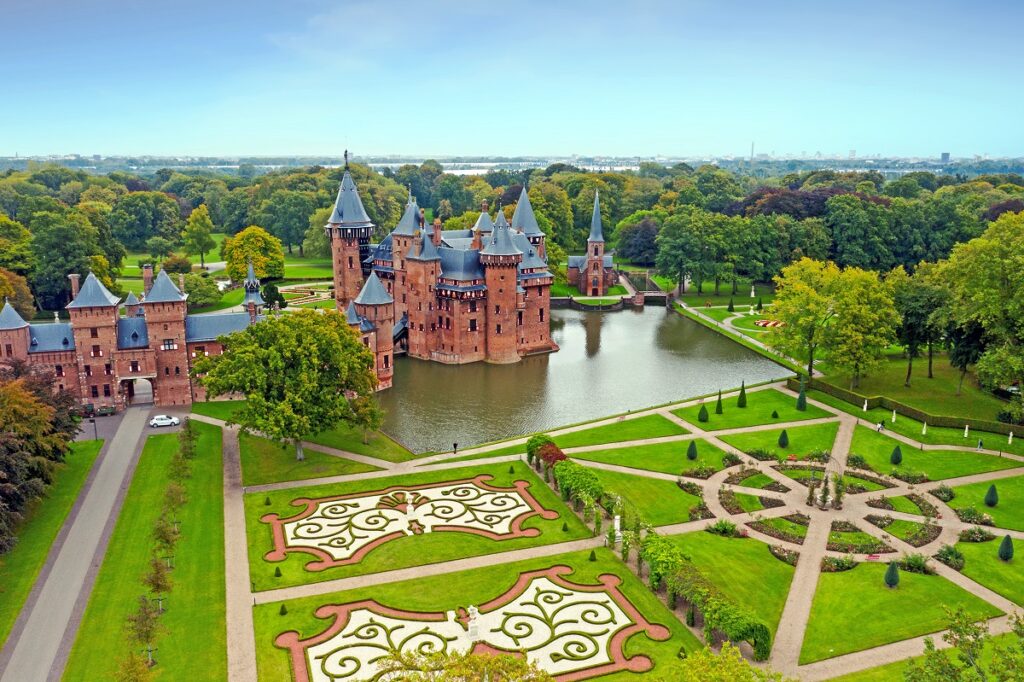 Fotografie panoramică ce surprinde grădinile Castelului De Gaar din Olanda