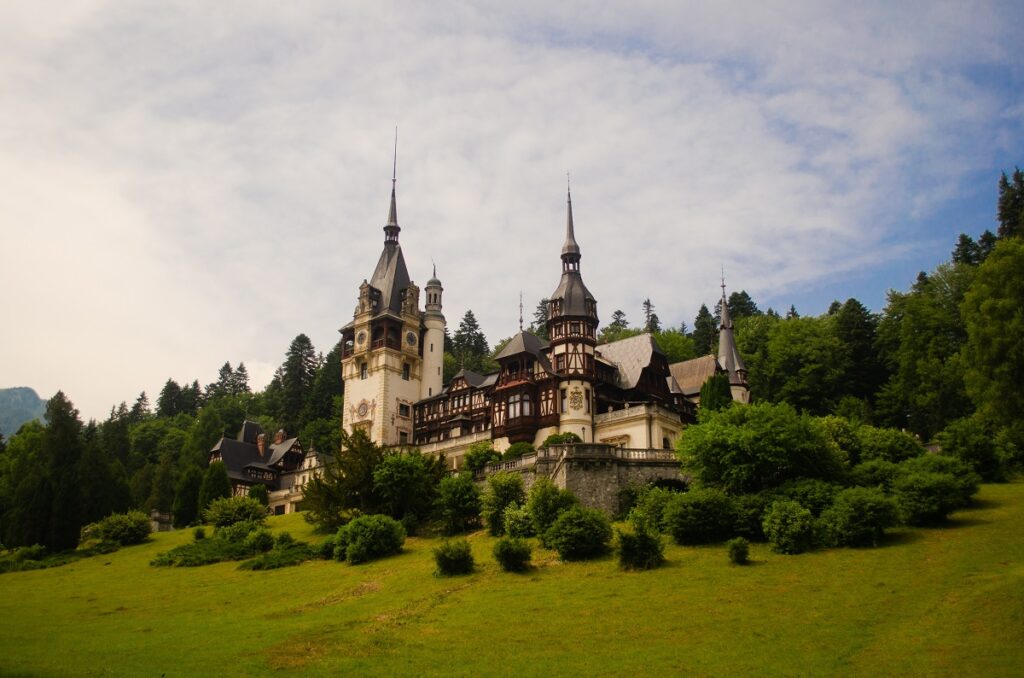 Imagine panoramică ce surprinde unul din cele mai frumoase castele din România, Castelul Peleș