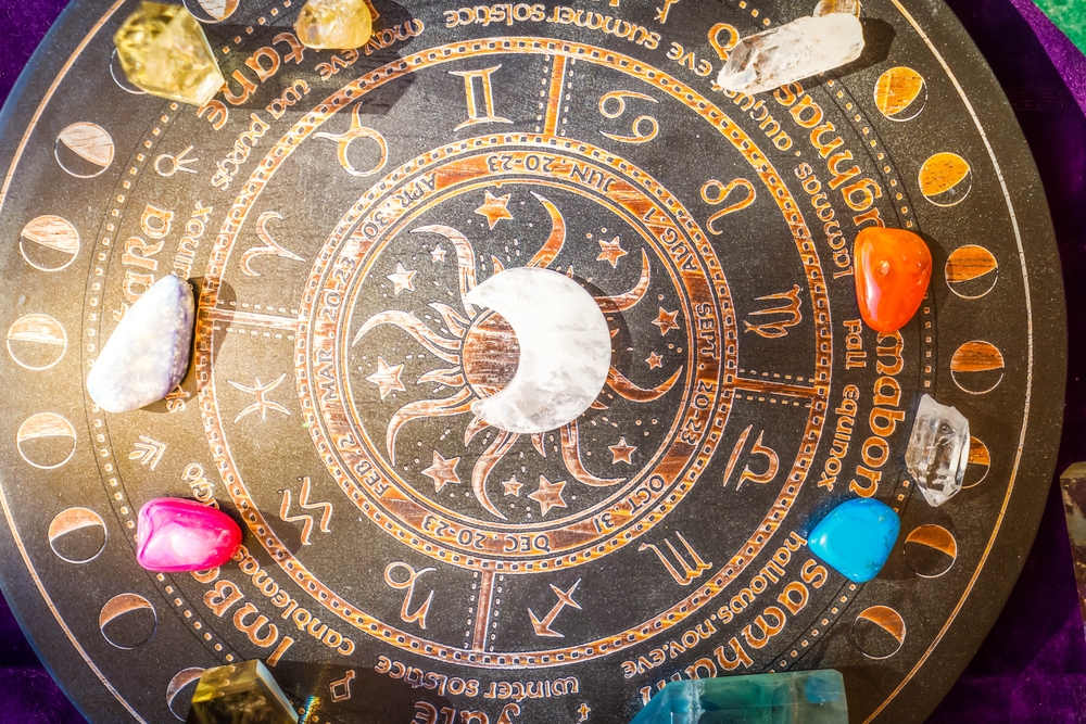 Pietre prețioase așezate pe o hartă astrală a celor 12 zodii