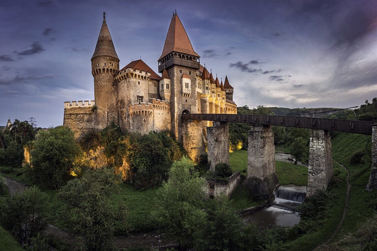 Imagine panoramică ce surprinde unul din cele mai frumoase castele din România, castelul Corvinilor