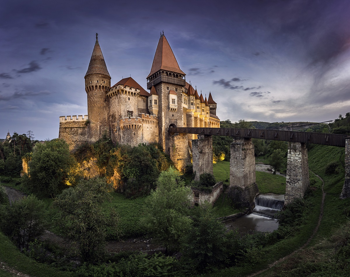 Imagine panoramică ce surprinde unul din cele mai frumoase castele din România, castelul Corvinilor