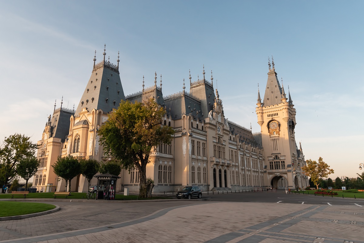 Fotografie panoramică ce surprinde Palatul Culturii din Iași
