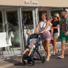 Logodnica lui Conor McGregor, în vacanță cu copiii, în Franța