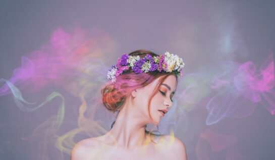 O femeie frumoasă care poartă o coroniță de flori pentru a reprezenta culoarea norocoasă în funcție de zodia în care s-a născut
