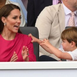 Kate Middleton în timp ce se joacă cu Prințul Louis la Jubileul de Platină al Reginei Elisabeta