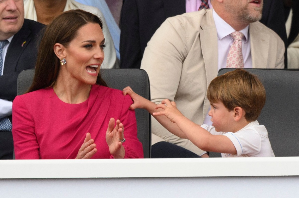 Kate Middleton în timp ce se joacă cu Prințul Louis la Jubileul de Platină al Reginei Elisabeta