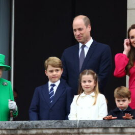 Ducii de Cambridge alături de copiii lor și Regina Elisabeta la Palatul Buckingham