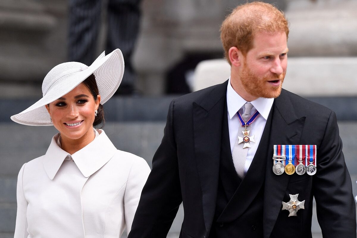 Meghan Markle la costum alb alături de Prințul Harry în timp ce participă împreună la Jubileul de Platină al Reginei Elisabeta