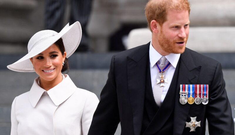 Meghan Markle la costum alb alături de Prințul Harry în timp ce participă împreună la Jubileul de Platină al Reginei Elisabeta