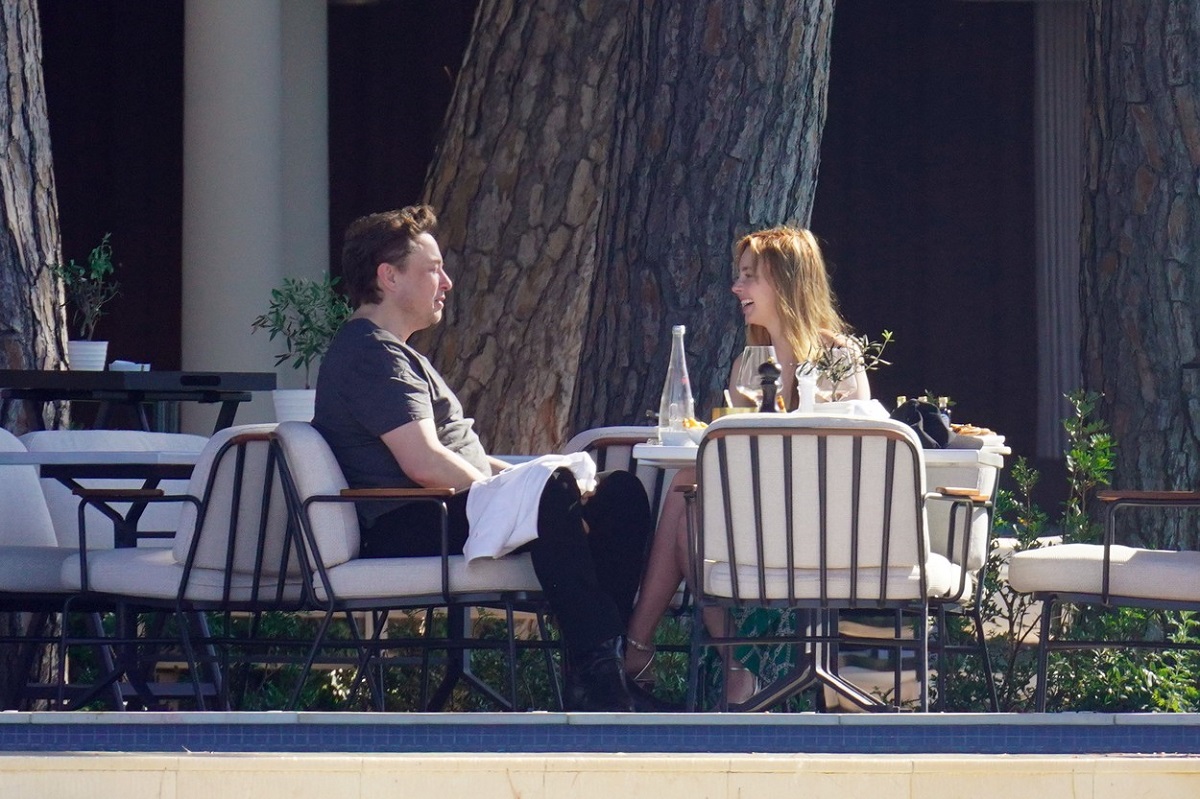 Elon Musk în timp ce ia prânzul cu noua sa iubită, Natasha Bassett