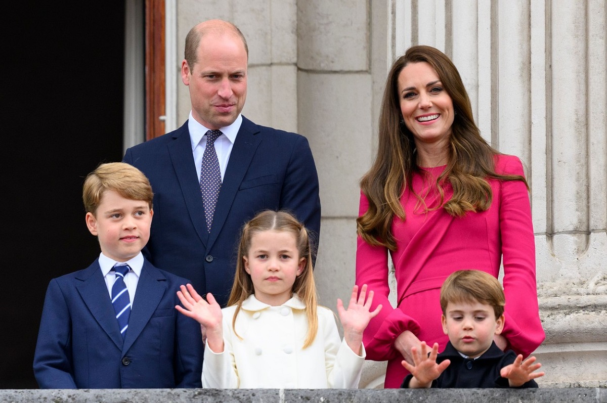 Ducii de Cambridge alături de Prințul George, Prințesa Charlotte și Prințul Louis la balconul Palatului Buckingham cu ocazia Jubileului de Platină al Reginei Elisabeta