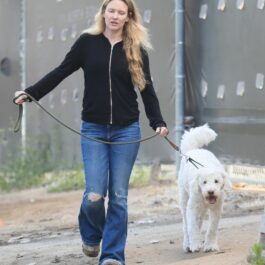 Justine Wilson, la o plimbare pe stradă, alături de câinele familiei