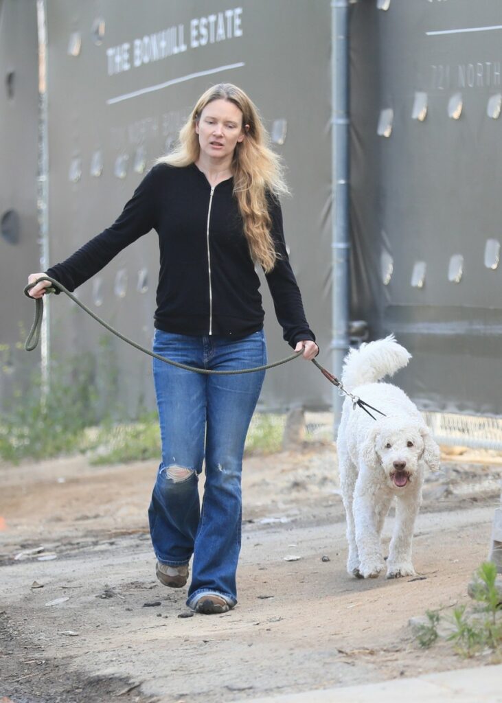 Justine Wilson, la o plimbare pe stradă, alături de câinele familiei