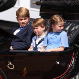Prințul George, Prințesa Charlotte și Prințul Louis, într-o trăsură la Tropping the Colour
