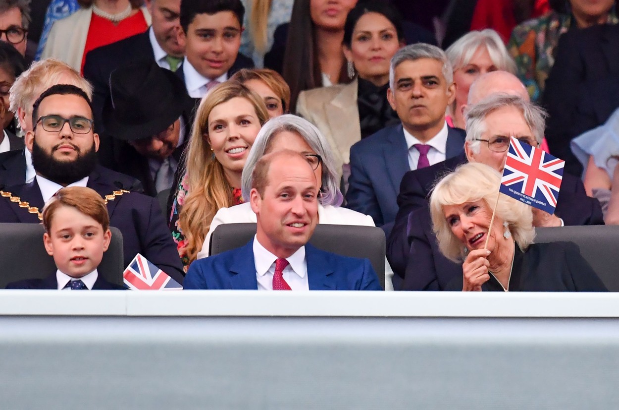 Prințul George și Prințul William, alături de Camilla, la Jubileul de Platină al Reginei