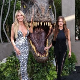 Heidi Klum într-o rochie argintie în timp ce pozează alături de fiica sa Leni Klum la premiera filmului Jurassic World Dominion