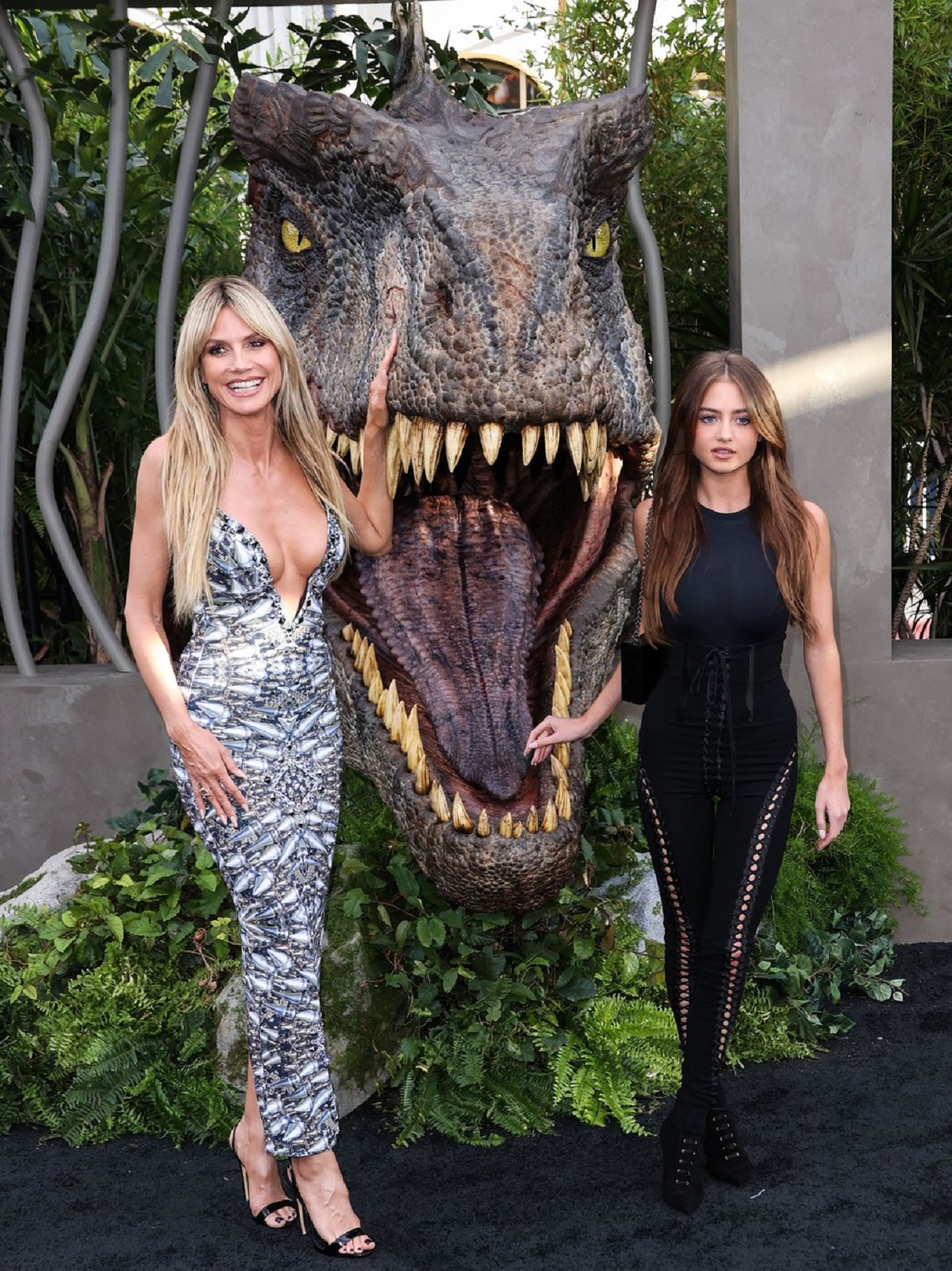 Heidi Klum într-o rochie argintie în timp ce pozează alături de fiica sa Leni Klum la premiera filmului Jurassic World Dominion
