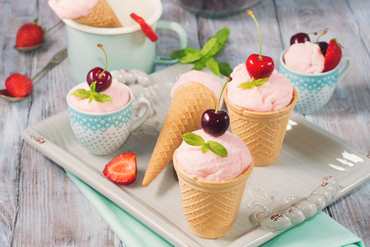 Rețetă de înghețată cu căpșuni și cireșe în cornete de înghețată și în cești