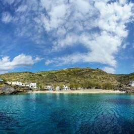 Fotografie cu una din principalele insule mai puțin cunoscute din Europa, insula Tinos din Grecia