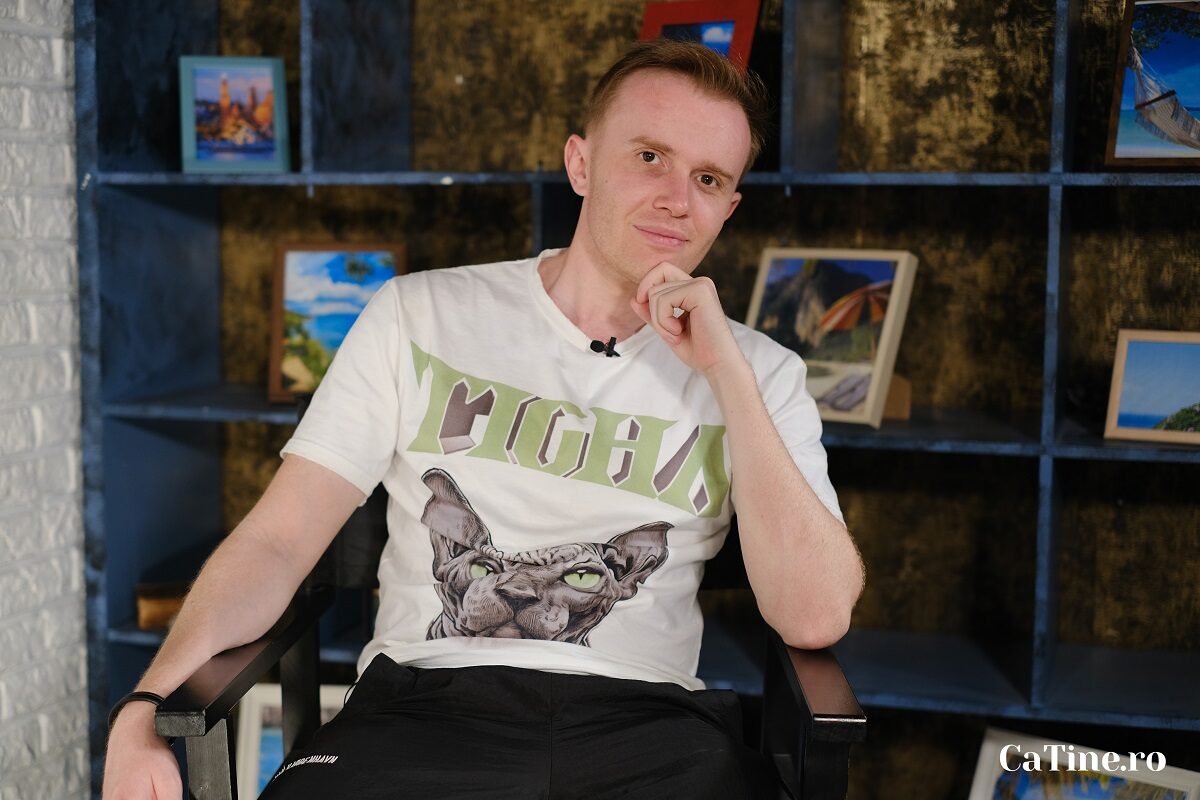 Ionuț Rusu în timp ce stă pe scaunul de invitat la interviul CaTine La Masculin