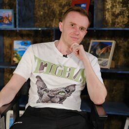Ionuț Rusu în timp ce stă pe scaunul de invitat la interviul CaTine La Masculin
