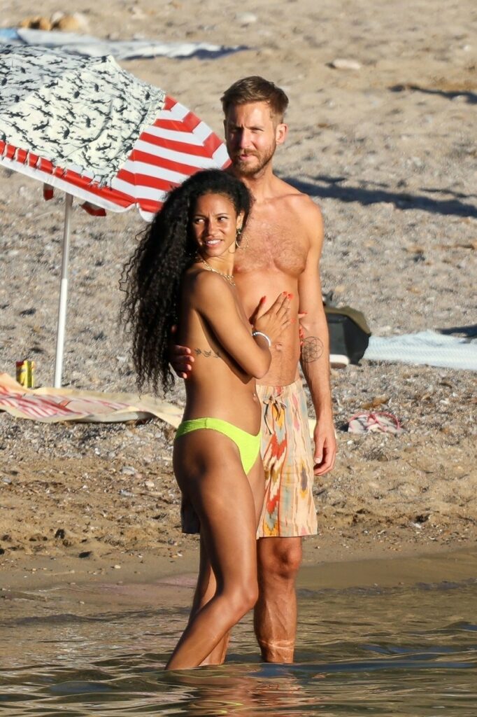 Calvin Harris și logodnica lui la plajă în Ibiza
