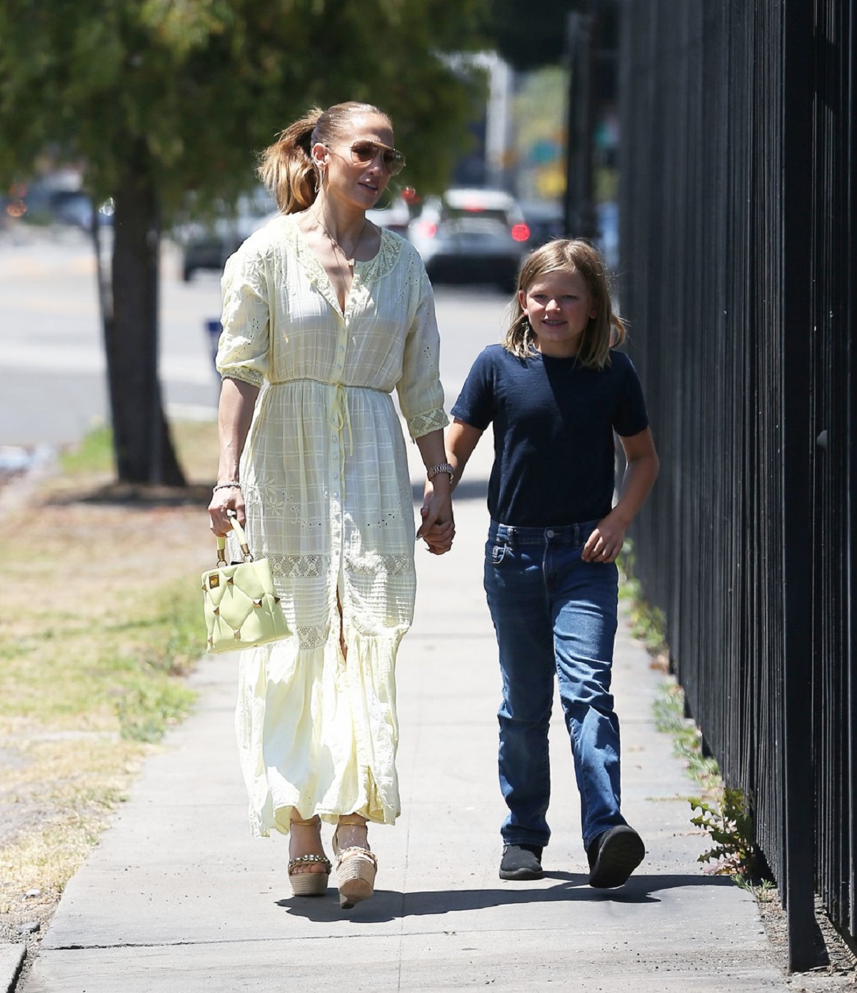 Jennifer Lopez într-o rochie albă în timp ce merge de mână cu fiul actorului Ben Affleck, Samuel