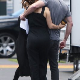 Jennifer Lopez și Ben Affleck în timp ce se țin în brațe unul pe celălalt