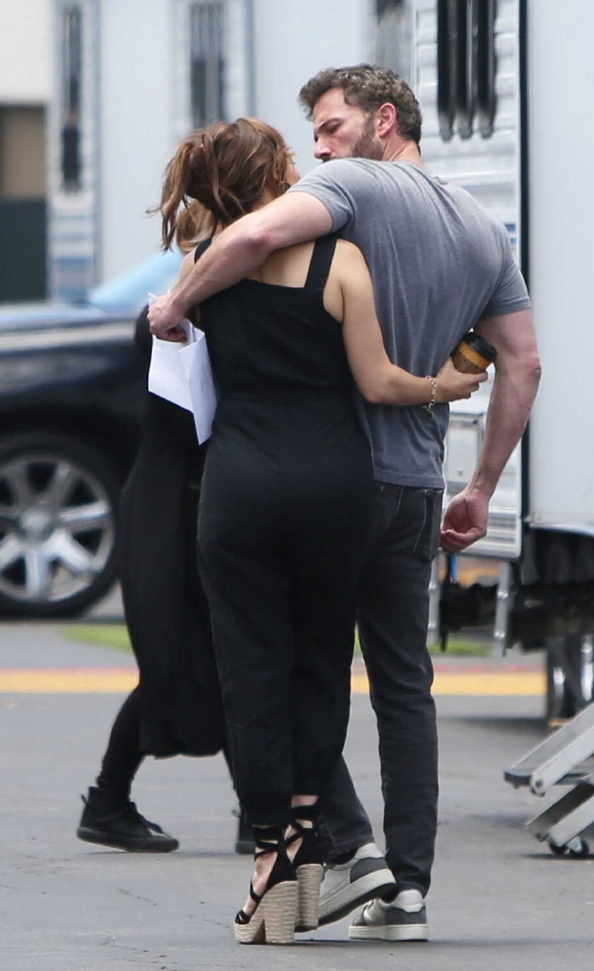 Jennifer Lopez și Ben Affleck în timp ce se țin în brațe unul pe celălalt