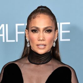 Jennifer Lopez într-o rochie neagră cu părul prins, și-a prezentat fiica folosind pronumele de gen neutru