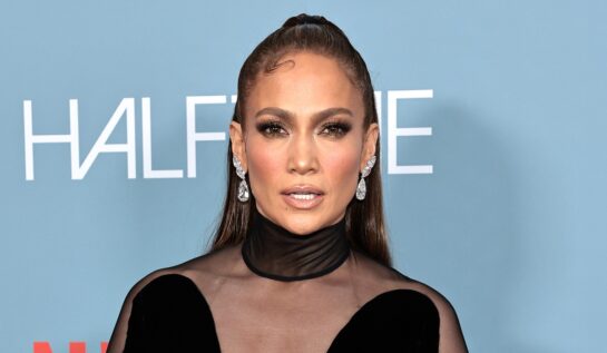Jennifer Lopez într-o rochie neagră cu părul prins, și-a prezentat fiica folosind pronumele de gen neutru