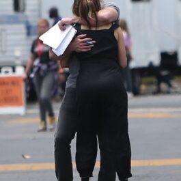 Jennifer Lopez și Ben Affleck în timp ce se îmbrățișează în public