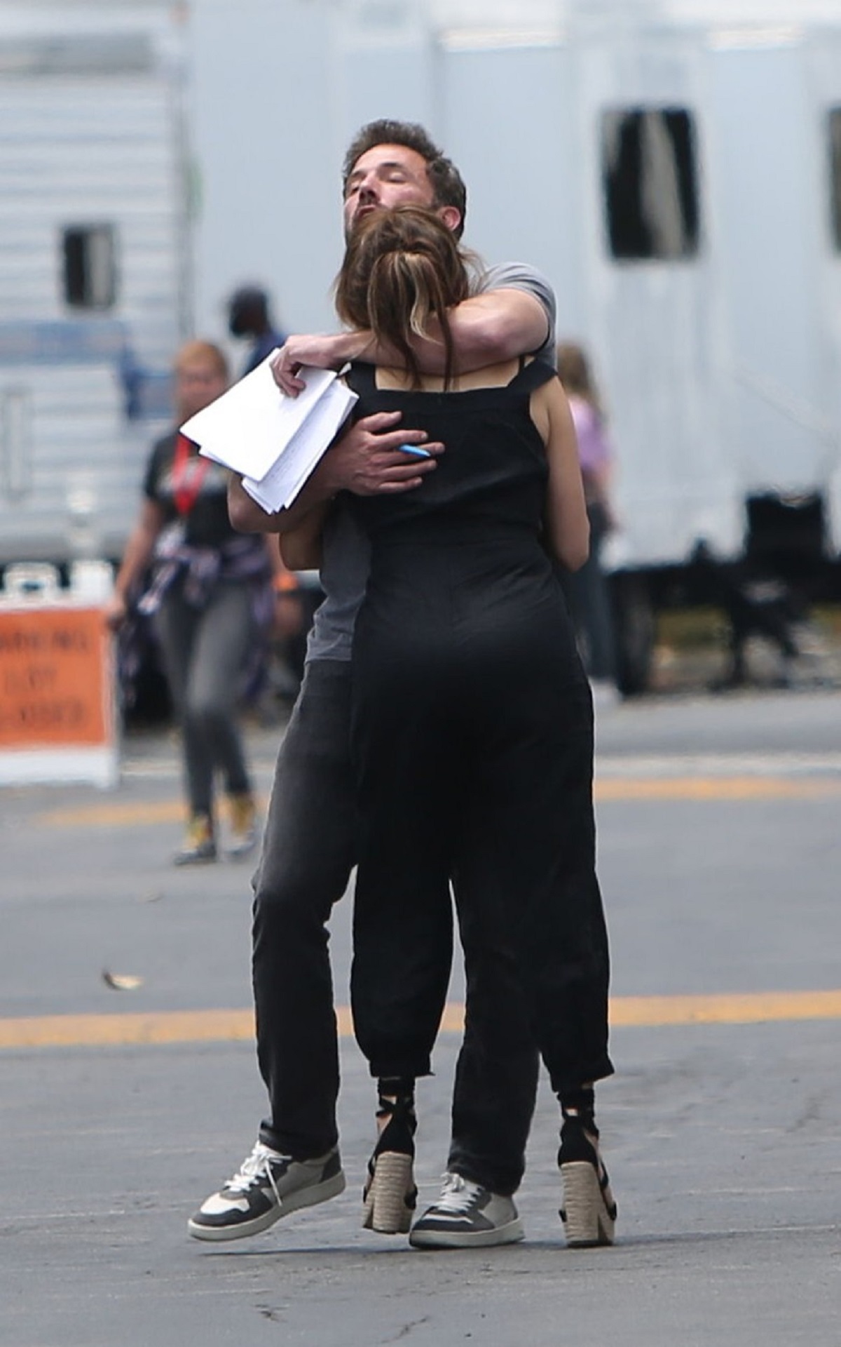 Jennifer Lopez și Ben Affleck în timp ce se îmbrățișează în public