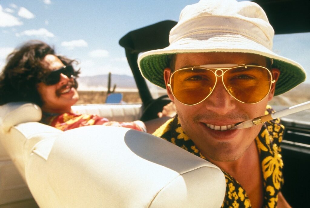 Johnny Depp cu o pălărie pe cap în filmul Fear and Loathing in Las Vegas
