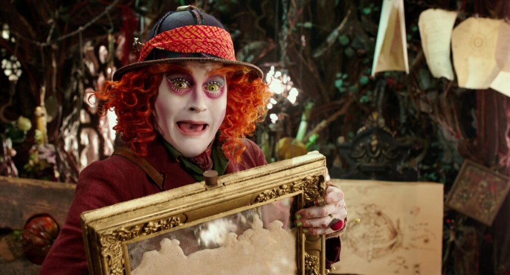 Johnny Depp costumat în Pălărierul Nebun din Alice în Țara Minunilor
