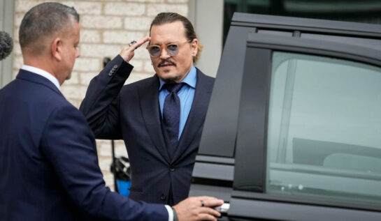 Johnny Depp, îmbrăcat în costum, la tribunal