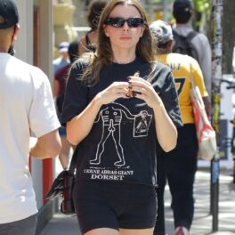 Julia Fox cu ocehlari în timp ce se plimbă prin New York