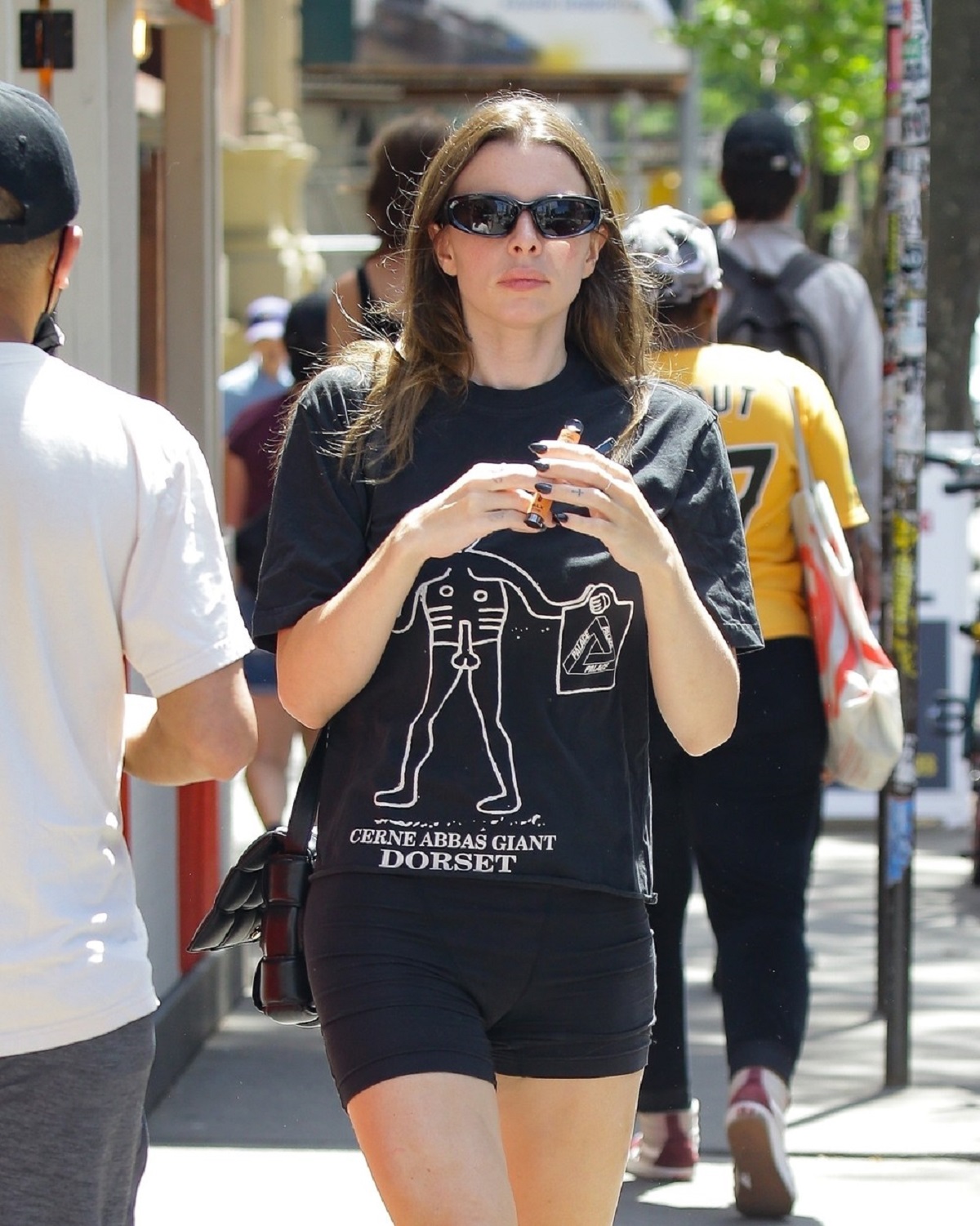 Julia Fox cu ocehlari în timp ce se plimbă prin New York