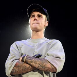 Justin Bieber care suferă de sindromul Ramsay Hunt pe scenă în timpul unui concert